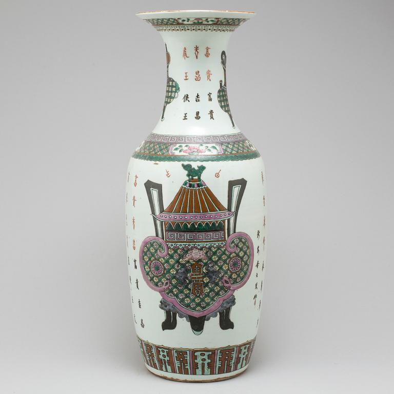 A large famille rose vase, Qing dynasty, 19th century.