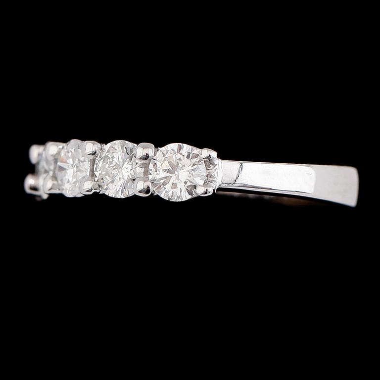 RING, 18K vitguld, briljantslipade diamanter tot ca 1.05 ct. Vikt ca 4 g.