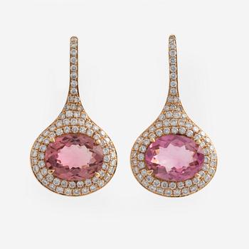 A pair of earrings in 18K gold with pink tourmalines and round brilliant-cut diamonds.
