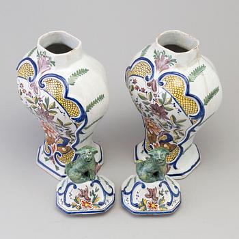 A pair of faience lidded urns, 18th/19th century.