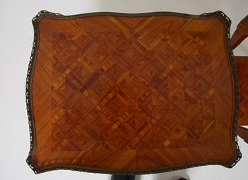 BYRÅAR, ett par, rokokostil.