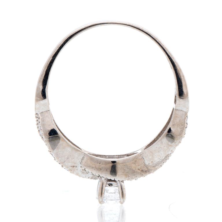 Ring 18K vitguld med 1 briljant ca 0,30 ct och briljanter ca 0,15 ct totalt.
