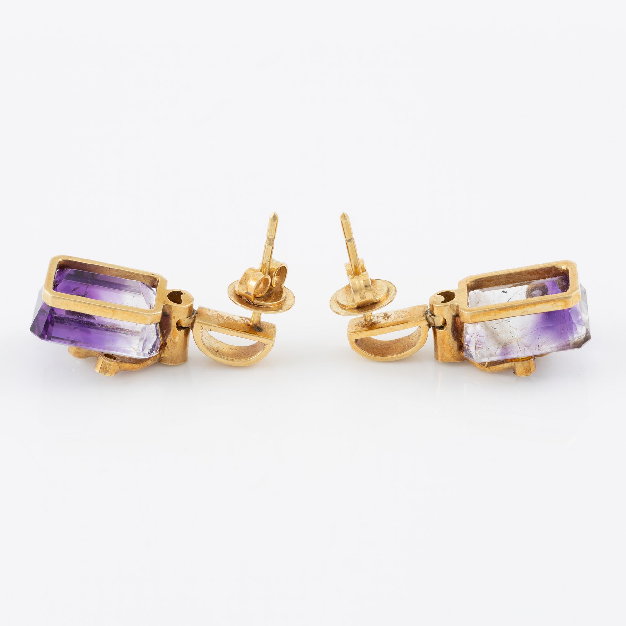 Earrings, 18K gold with amethysts and brilliant-cut diamonds.
