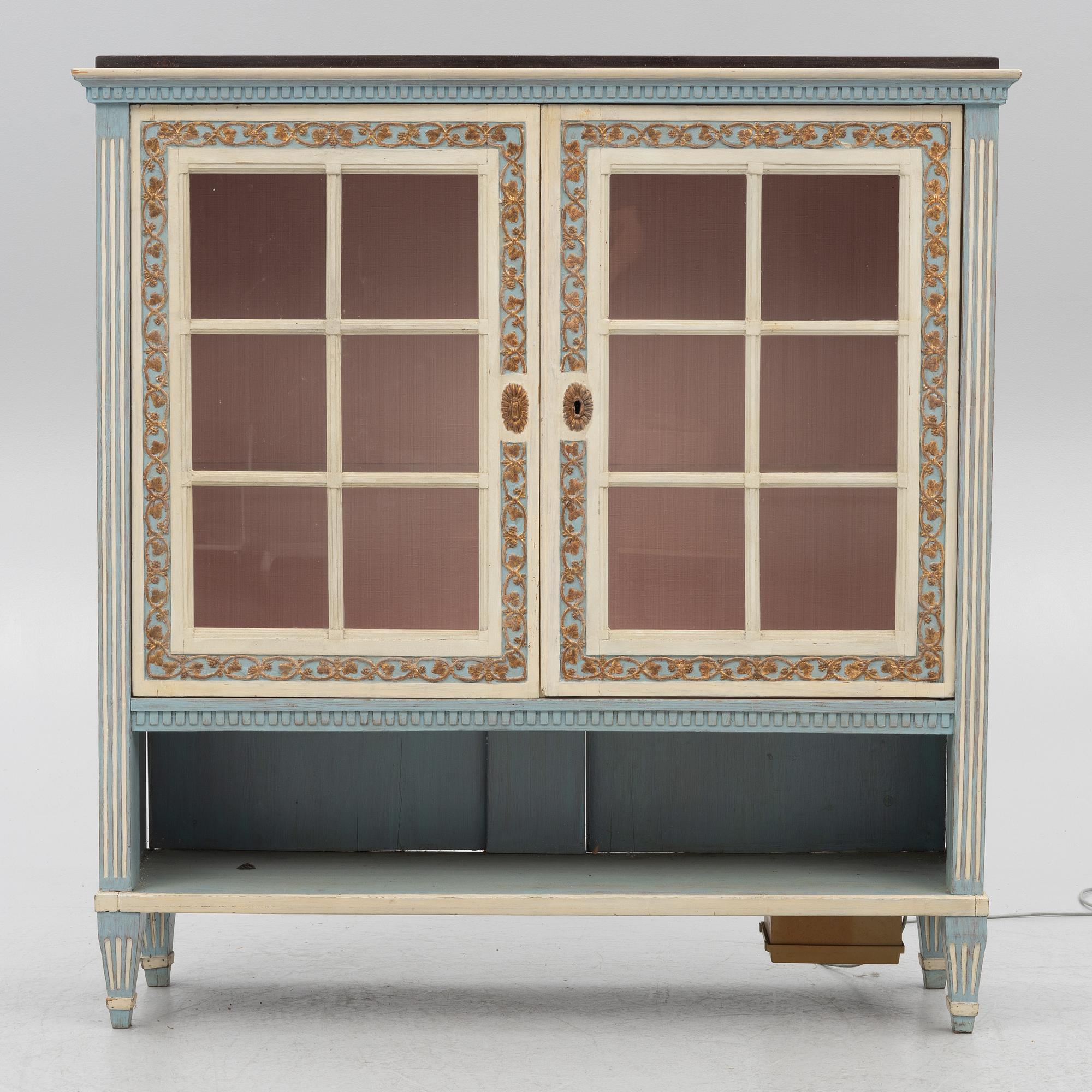 Vitrinskåp, gustaviansk stil, 1900-talets början.