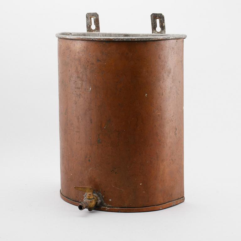 VATTENCISTERN, koppar, 1900-talets första hälft.