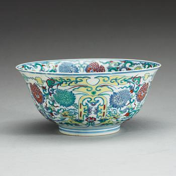 A doucai bowl, Qing dynasty, with Yongzhengs six character mark.