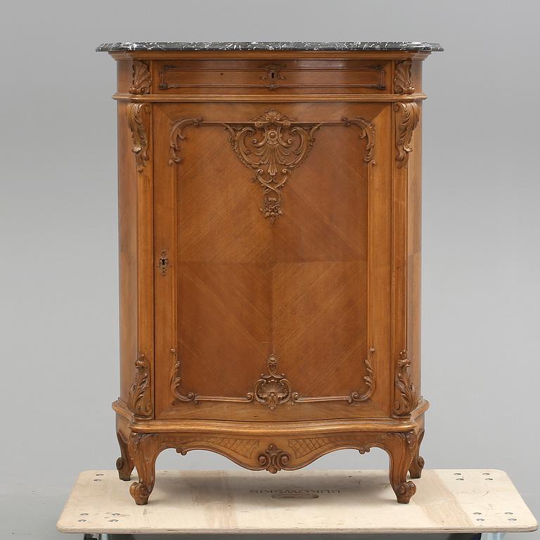 SKÅP/MEUBLE D'APPUI, rokokostil, omkr år 1900.