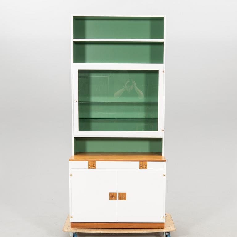 Josef Frank. Bokhylla med vitrin, modell 2255 för Firma Svenskt Tenn.