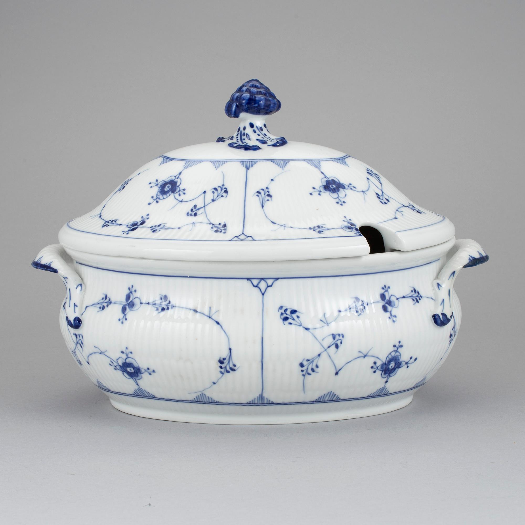 SOPPTERRIN I PORSLIN, "Musselmalet" Royal Copenhagen.