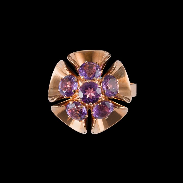 Elis Kauppi, A RING, gold 14K with amethysts, Kupittaan Kulta 1973. Weight 6 g.