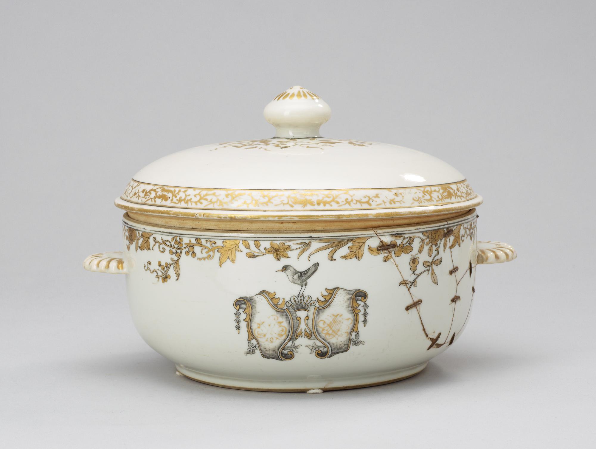 A grisailles armorial tureen with cover, Qing dynasty, Qianlong (1736-95).