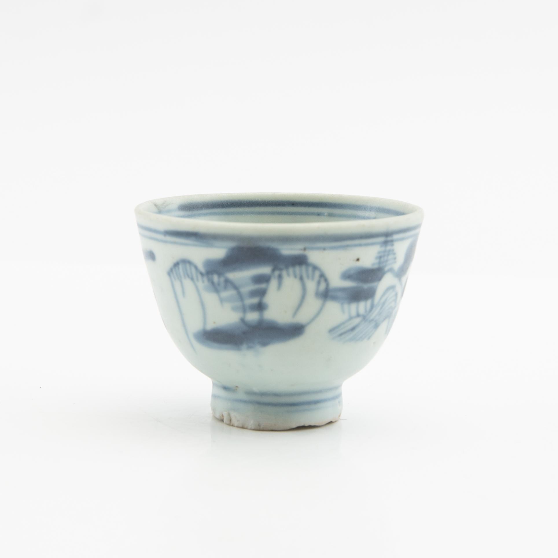 A blue and white dish and cup, Ming dynasty.