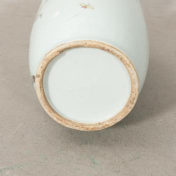 Floor vase China 20th century porcelain.