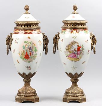 URNOR MED LOCK, 2 st snarlika, porslin.