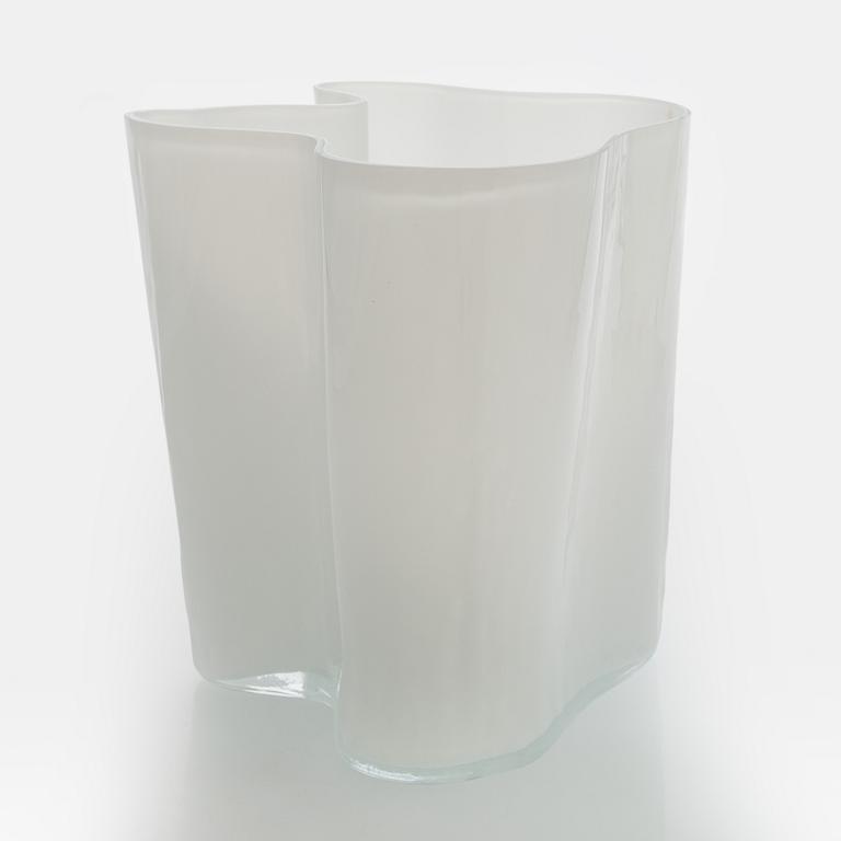 Alvar Aalto, a glass vase, 3031, signed Alvar Aalto.