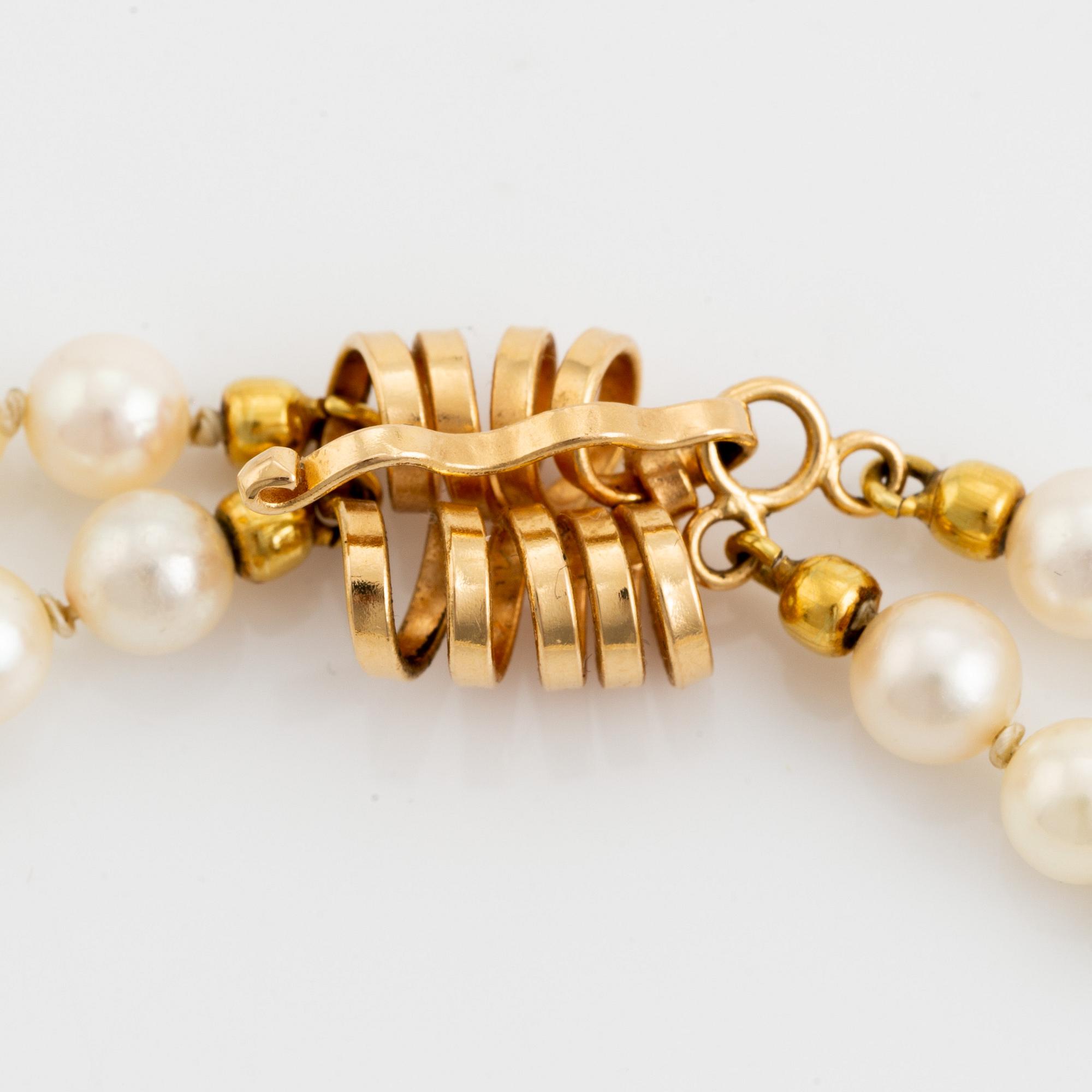 18K gold and cultured pearl necklace.