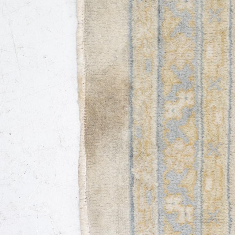 Rug, Eastern Europe, Smyrna pattern. 520 x 355 cm.