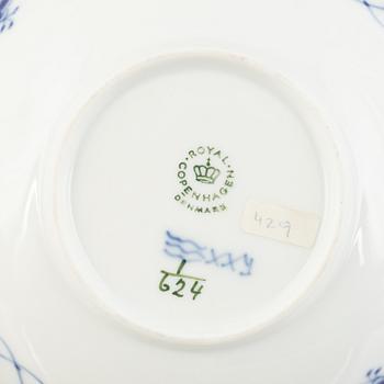 Skålar, fyra stycken, porslin, Royal Copenhagen, "Musselmalet", samt stearinljus, 1893-1900 och senare.