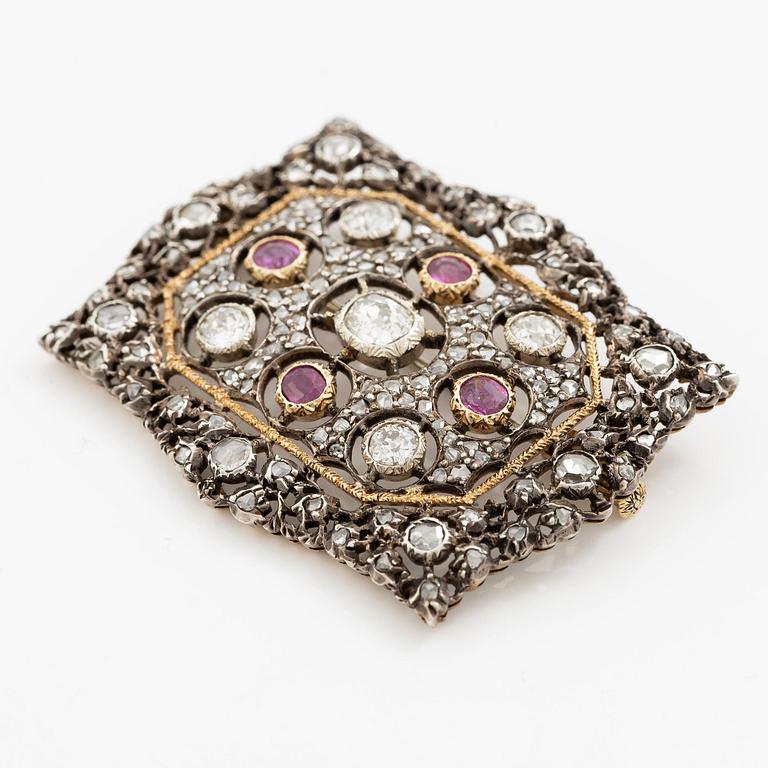 Buccellati brosch 14K guld och silver med gammal- och rosenslipade diamanter och rubiner.
