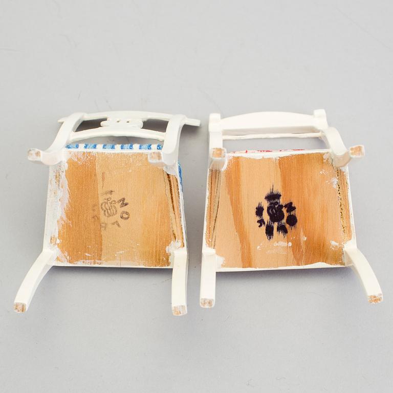 A lot of 17 pieces of doll house furniture by Nolbyn Värmländskt hantverk first half of the 20th century.