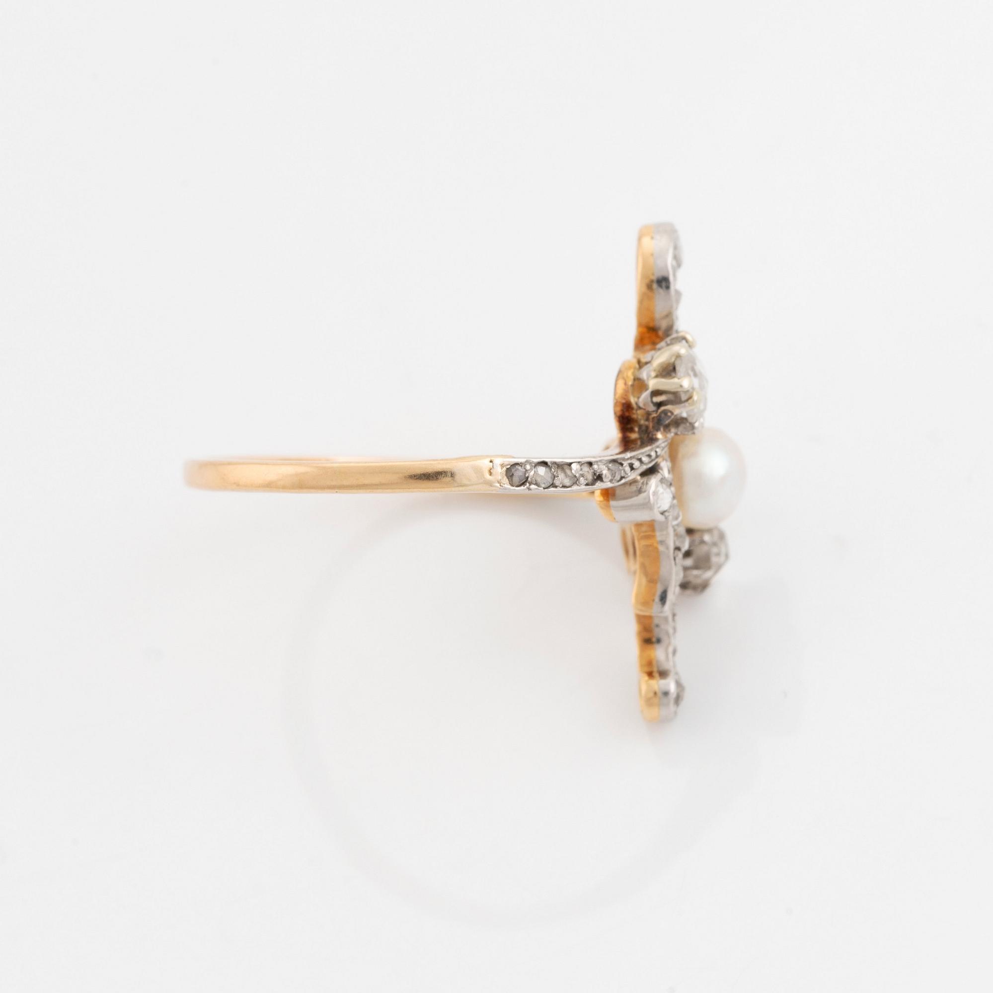 Ring guld och platina med en pärla och rosenslipade diamanter.