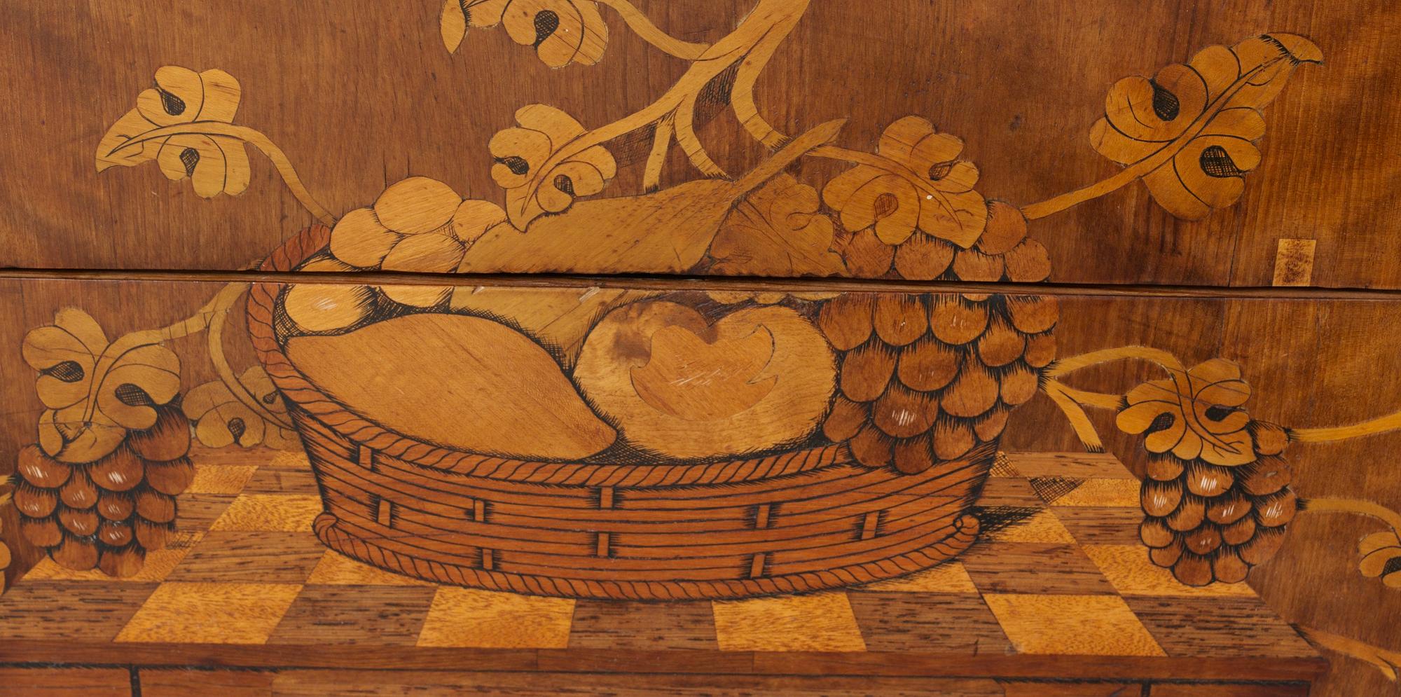 A Gustavian commode.