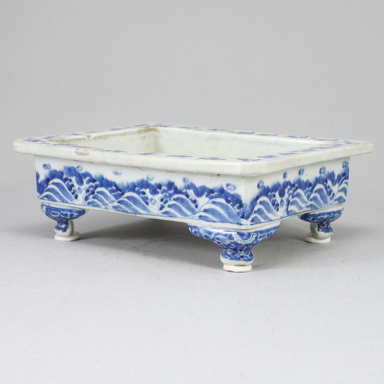 A blue and white censer, Japan, Meiji (1868-1912).