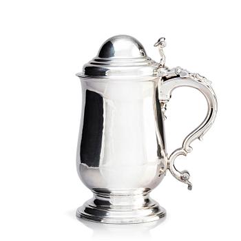 248. An English silver tankard with lid, London 1775. Possibly mark of William Bennet.