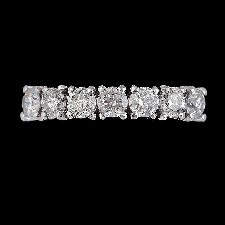 RING, 18K vitguld, 7 briljantslipade diamanter tot ca 1.46 ct.