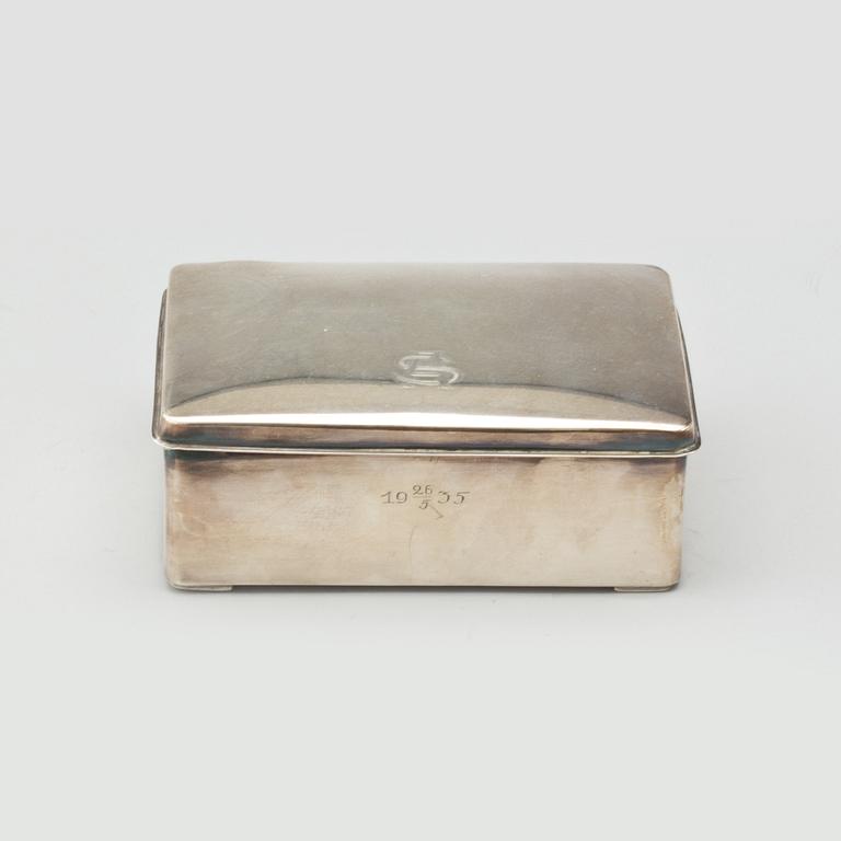 CIGARETTETUI, silver, C.G Hallberg, Stockholm, 1933. Vikt tot ca 442g.