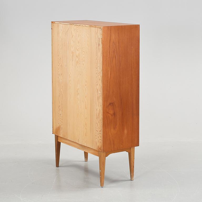 BYRÅ, fanerad med teak. 1960-tal.