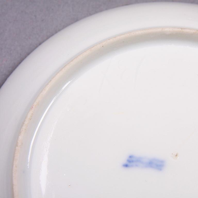 KOPP MED FAT, samt SOCKERSKÅL MED LOCK, porslin, Kungl. Dansk, och med wienliknande märkning, 1800-tal.