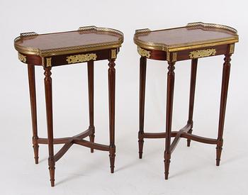 LAMPBORD, ett par. Louis XVI-stil.