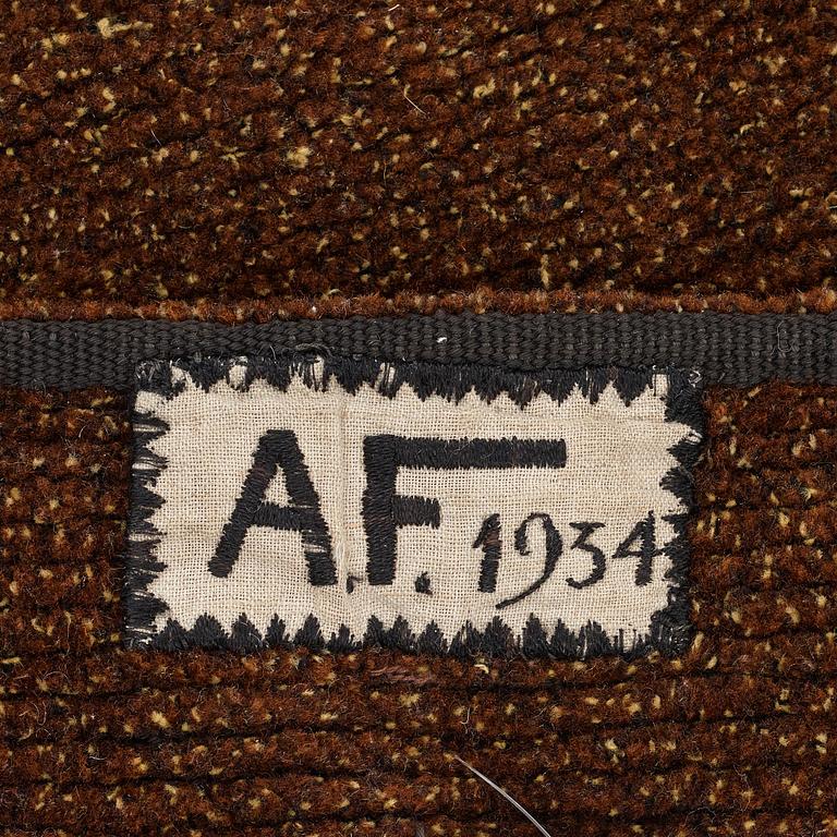 OTTOMANÖVERKAST/MATTA, vävt i sniljeflossa, ca 235,5 x 150,5 cm, baksidan med påsydd etikett: A.F. 1934.
