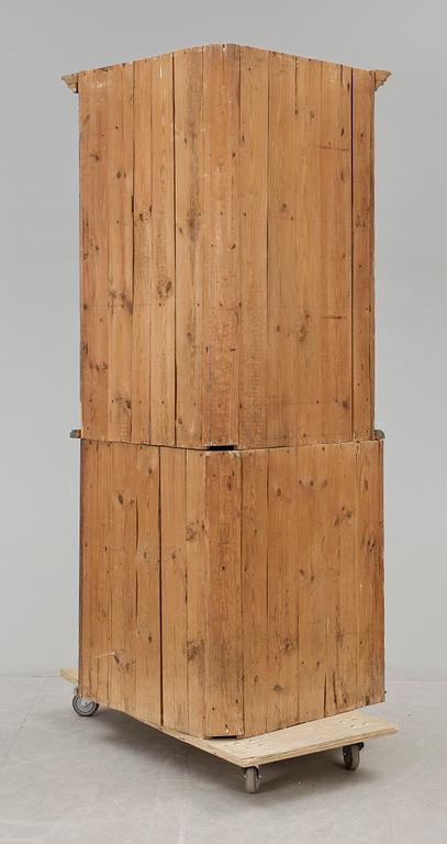 HÖRNSKÅP, allmoge, 1800-talets första hälft.