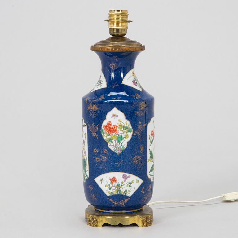 Vas, porslin. Troligen Samson, Frankrike, omkring 1900.