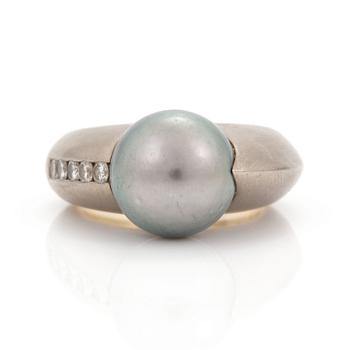 A cultured tahiti pearl and brilliant cut diamond ring. Total carat weight of diamonds circa 0,20 ct.