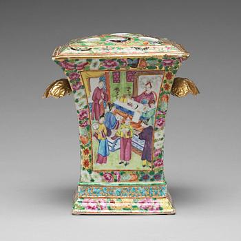 857. A Canton famille rose tulip vase with liner, Qing dynasty, 19th Century.