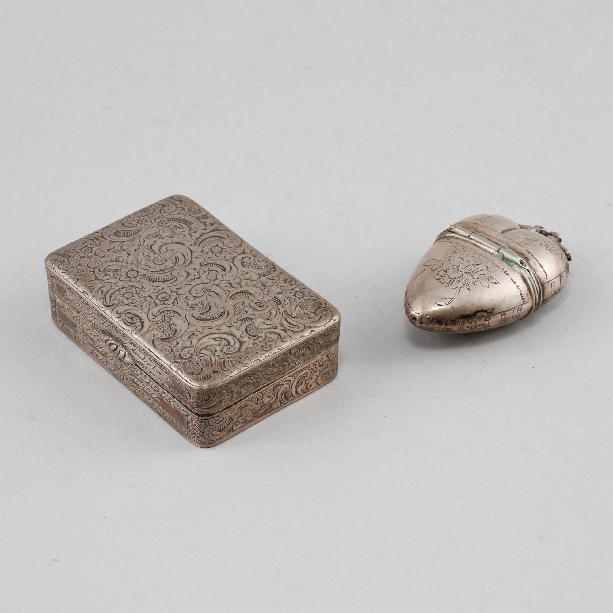 DOSA samt LUKTDOSA, silver, omkring 1900, vikt 90 g.