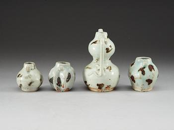 KANNA med KRUKOR, tre stycken, porslin. Yuan dynastin (1271-1368).