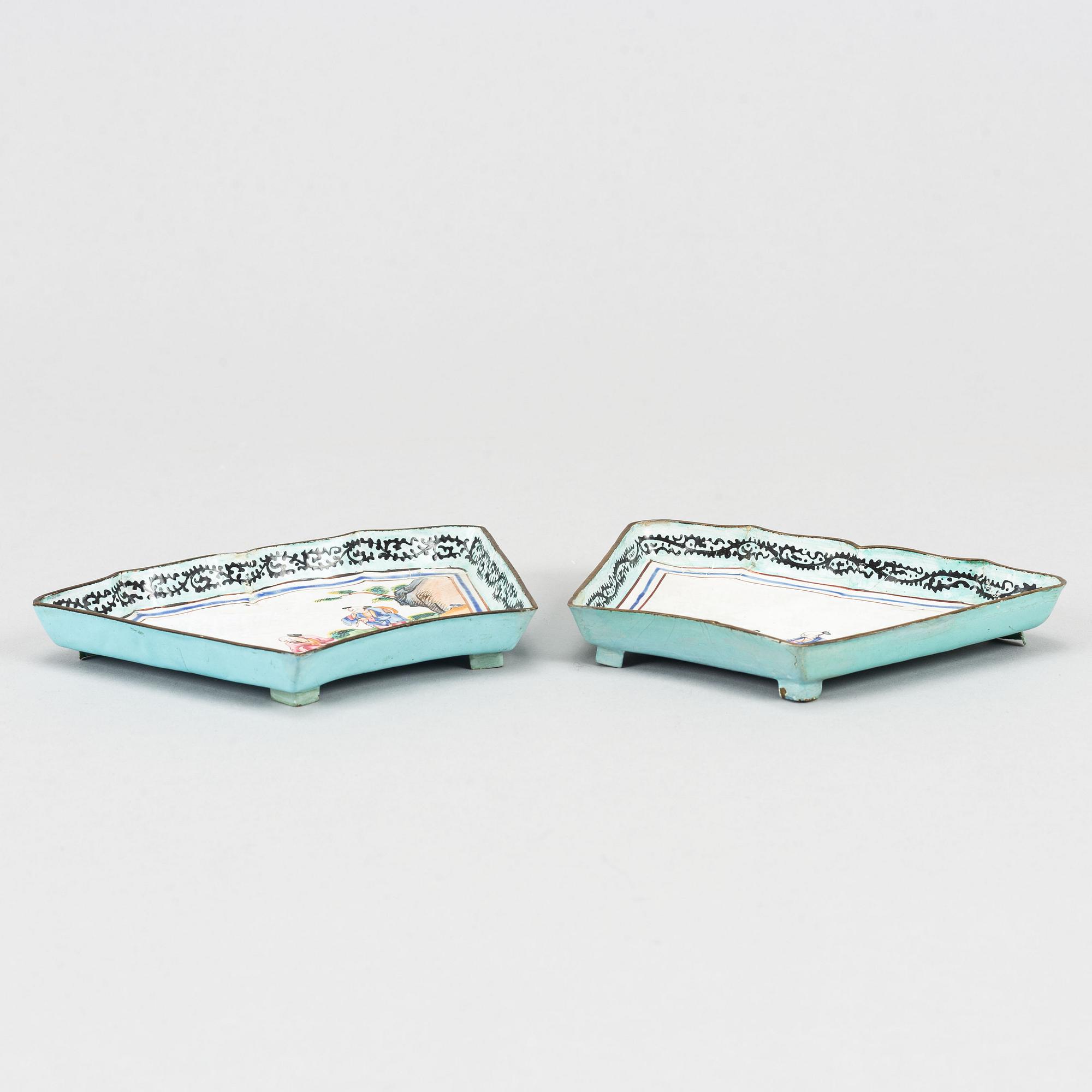Two enamelled dishes for cabaret and a box with cover, Qing dynasty, 18th/19th century.