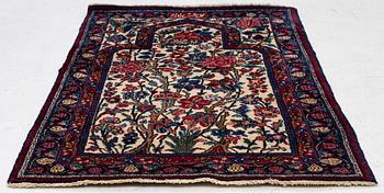 A semi-antique Meshad rug, signed, approx. 133 x 85 cm.