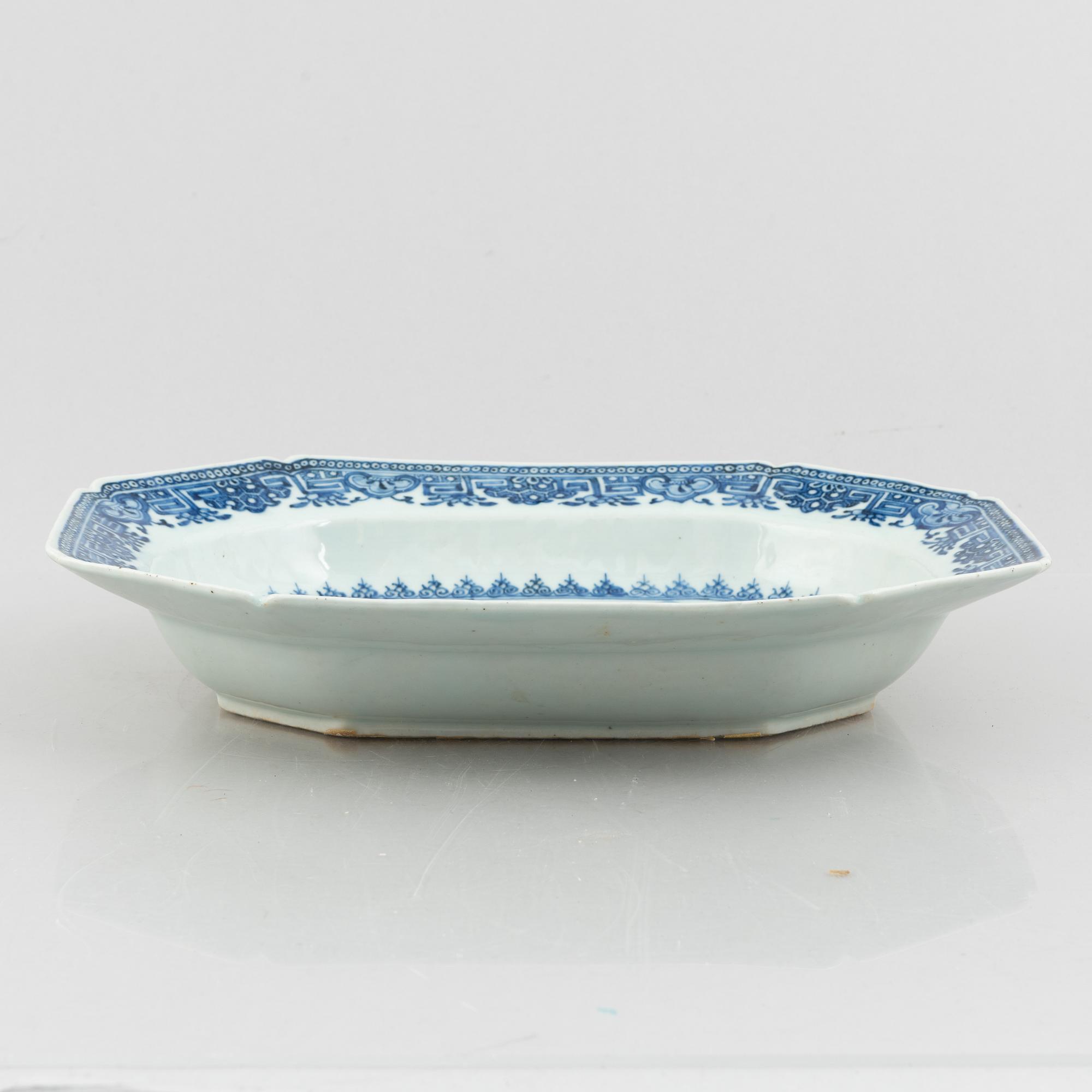 A Chinese blue and white export porcelain tureen stand, Qing dynasty, Qianlong (1736-95).