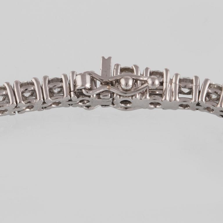 ARMBAND, 18K vitguld med briljantslipade diamanter ca 4.60 ct. Vikt 12,2 gram.