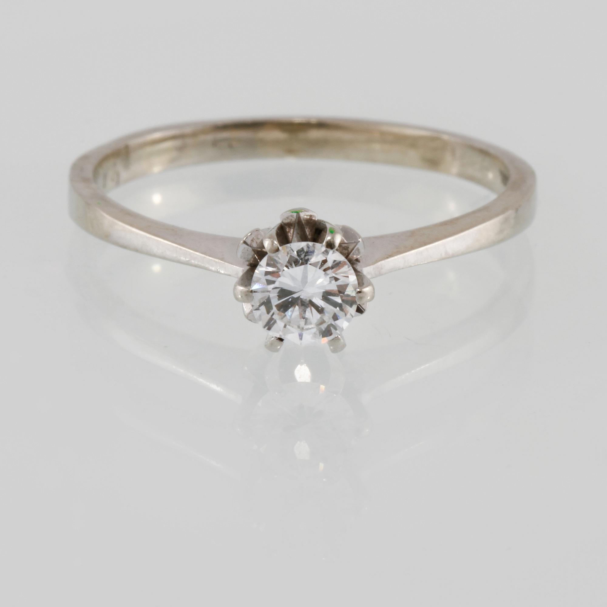 RING, 18K med en briljantslipad diamant 0.36 ct. Vikt 2,8 gram.