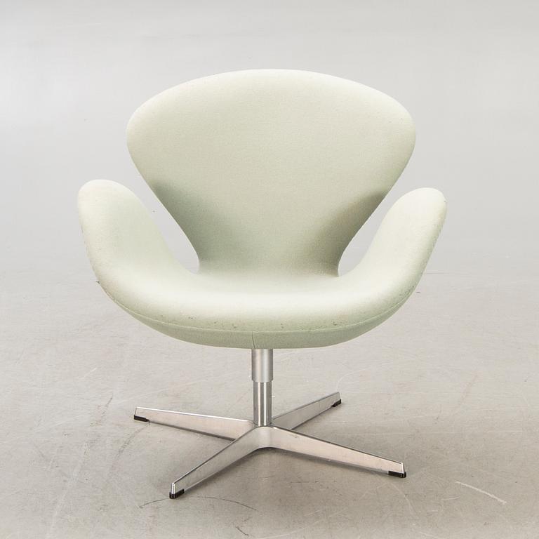 Arne Jacobsen, fåtölj, "Svanen", Fritz Hansen, Danmark, 2007.