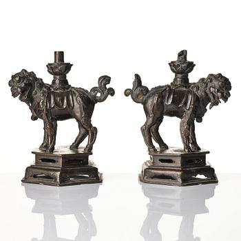 Rökelsehållare, ett par, brons. Yuan/Mingdynastin.