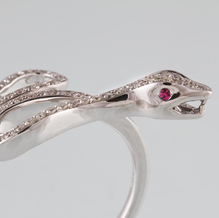 RING, 18K vitguld med briljantslipade diamanter ca 0.29 ct samt 2 rubiner ca 0.02 ct. Vikt 4,6 gram.