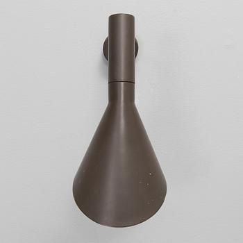 ARNE JACOBSEN, Vägglampa "AJ" för Louis Poulsen. Märkt med den första svenska återförsäljaren Axel Anell. Ca 1960.