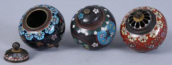 RÖKELSKAR, 2 st, samt BURK MED LOCK, cloisonne, 1900-talets första kvartal.